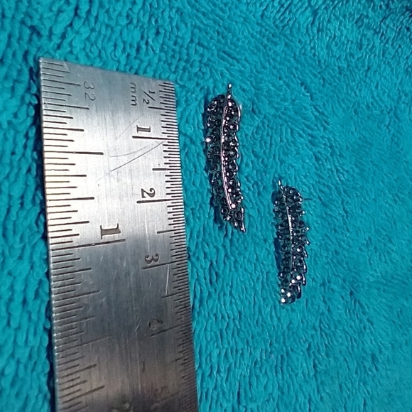 Silvertone rhinestone pierced post leaf earrings - Picture 2 of 5